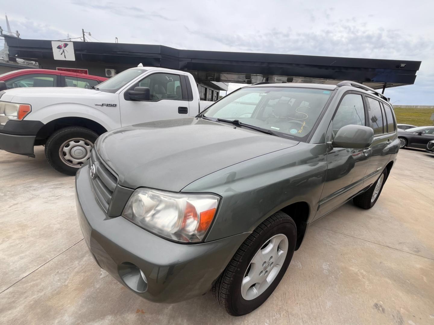 2007 GREEN Toyota Highlander V6 2WD with 3rd-Row Seat (JTEDP21A370) with an 3.3L V6 DOHC 24V engine, 5-Speed Automatic Overdrive transmission, located at 8101 E. Skelly Dr., Tulsa, OK, 74129, (918) 592-3593, 36.121891, -95.888802 - Photo#0